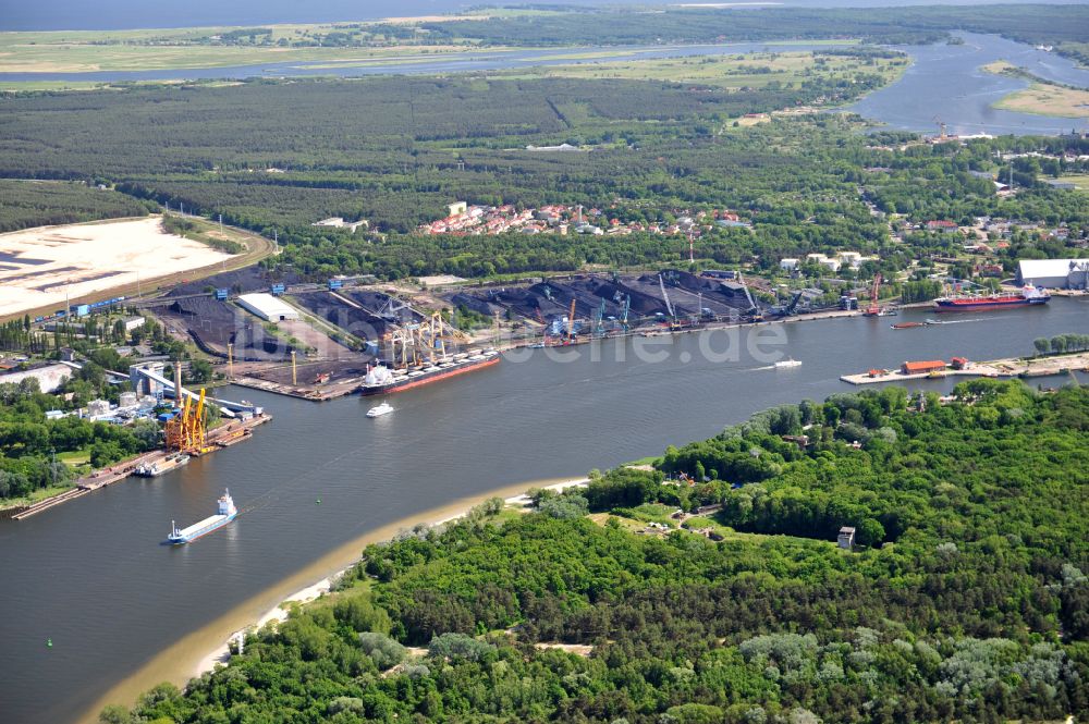 Swinemünde von oben - Hafenanlagen am Ufer des Hafenbeckens des Seehafen in Swinemünde in Westpommern, Polen