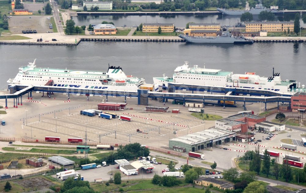 Luftaufnahme Swinemünde - Hafenanlagen am Ufer des Hafenbeckens des Seehafen in Swinemünde in Westpommern, Polen