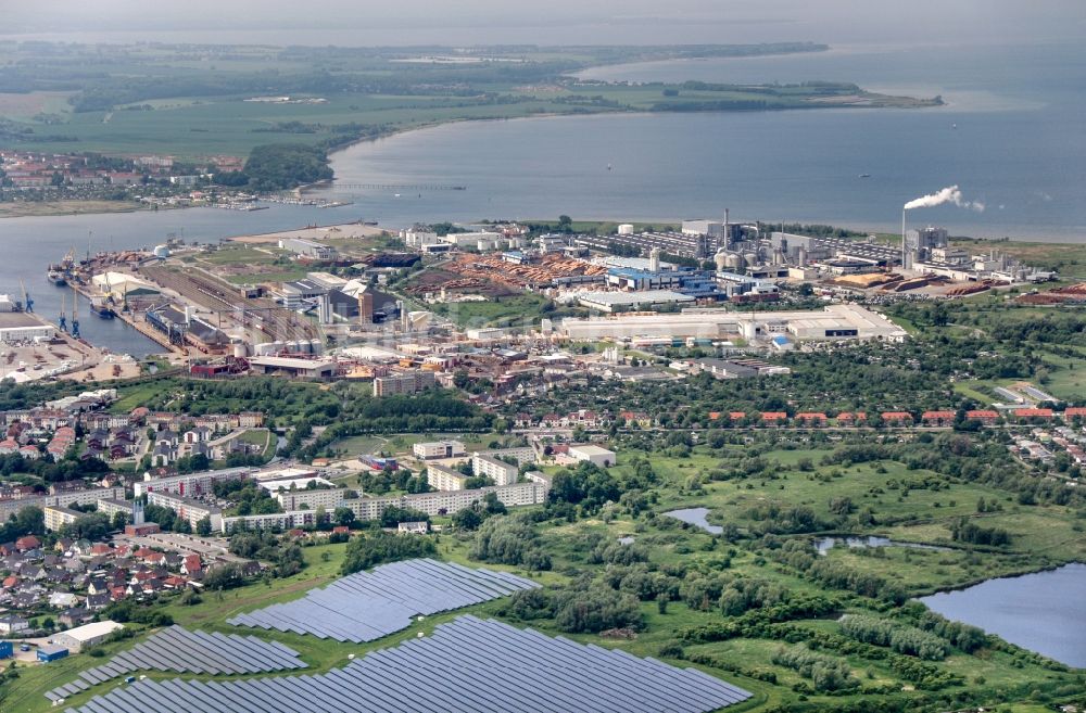 Luftaufnahme Wismar - Hafenanlagen am Ufer des Hafenbeckens des Seehafen in Wismar im Bundesland Mecklenburg-Vorpommern, Deutschland