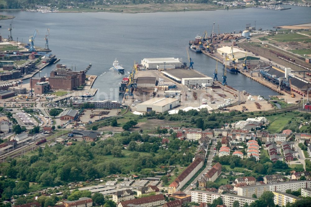 Luftbild Wismar - Hafenanlagen am Ufer des Hafenbeckens des Seehafen in Wismar im Bundesland Mecklenburg-Vorpommern, Deutschland