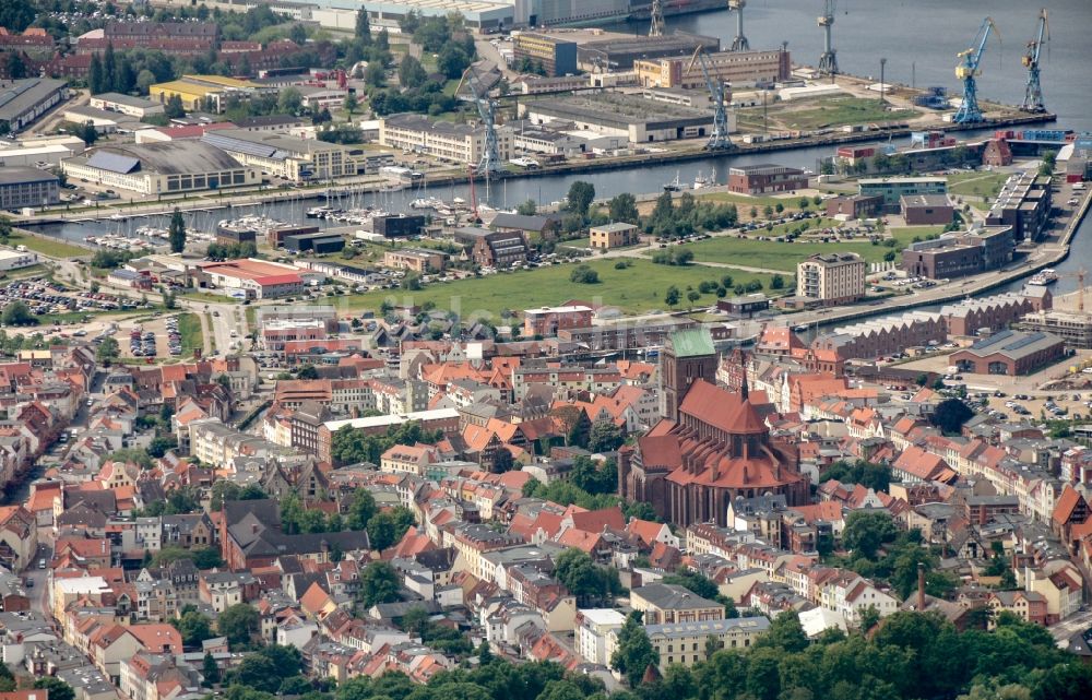 Luftaufnahme Wismar - Hafenanlagen am Ufer des Hafenbeckens des Seehafen in Wismar im Bundesland Mecklenburg-Vorpommern, Deutschland