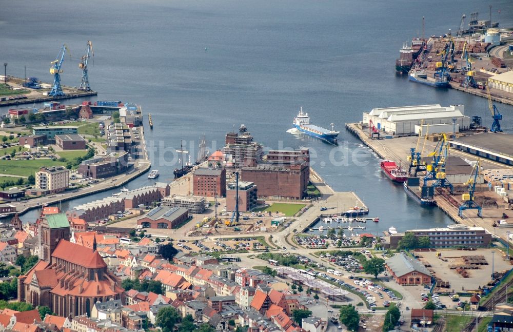 Wismar von oben - Hafenanlagen am Ufer des Hafenbeckens des Seehafen in Wismar im Bundesland Mecklenburg-Vorpommern, Deutschland