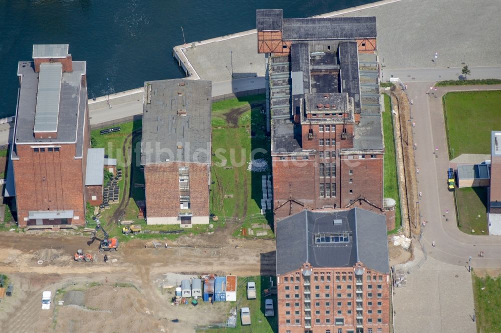 Wismar aus der Vogelperspektive: Hafenanlagen am Ufer des Hafenbeckens des Seehafen in Wismar im Bundesland Mecklenburg-Vorpommern, Deutschland