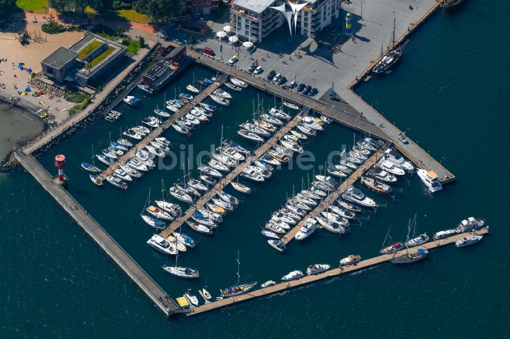 Luftaufnahme Eckernförde - Hafenanlagen am Ufer des Hafenbeckens des Stadthafens in Eckernförde im Bundesland Schleswig-Holstein, Deutschland