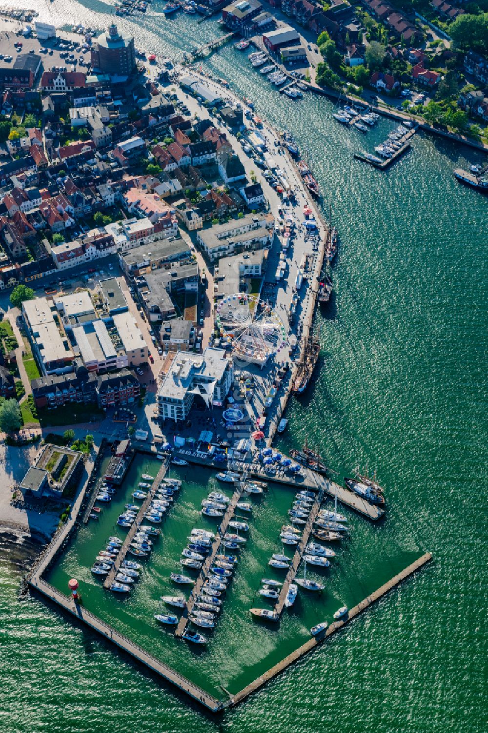 Luftaufnahme Eckernförde - Hafenanlagen am Ufer des Hafenbeckens des Stadthafens in Eckernförde im Bundesland Schleswig-Holstein, Deutschland