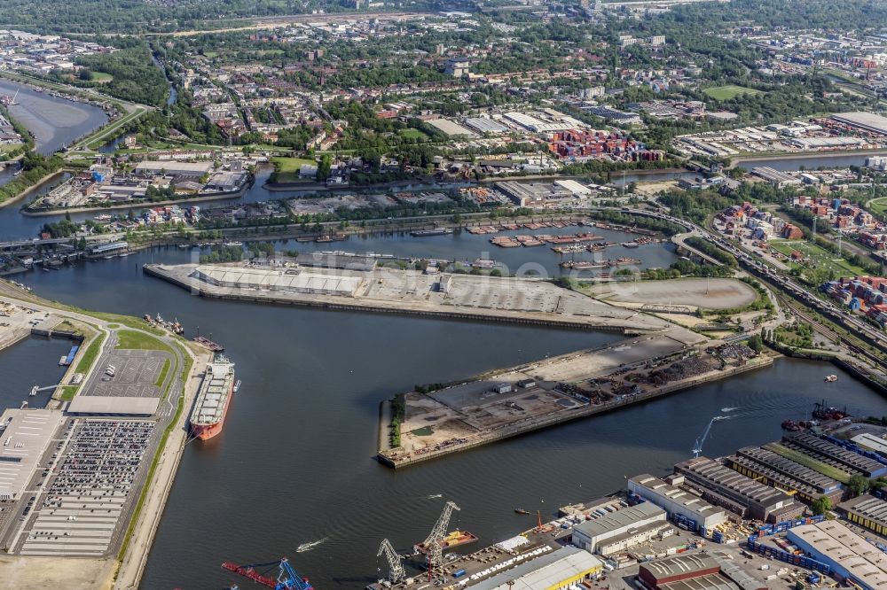 Hamburg aus der Vogelperspektive: Hafenanlagen am Ufer des Hafenbeckens im Stadtteil Steinwerder in Hamburg