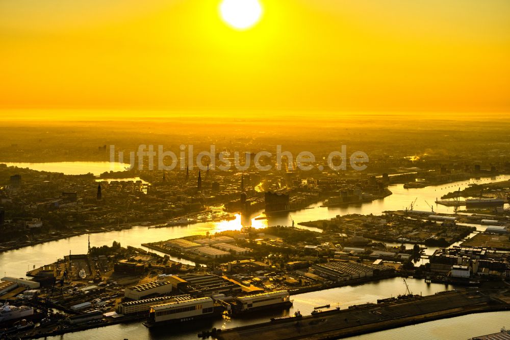 Luftbild Hamburg - Hafenanlagen am Ufer des Hafenbeckens im Stadtteil Steinwerder in Hamburg