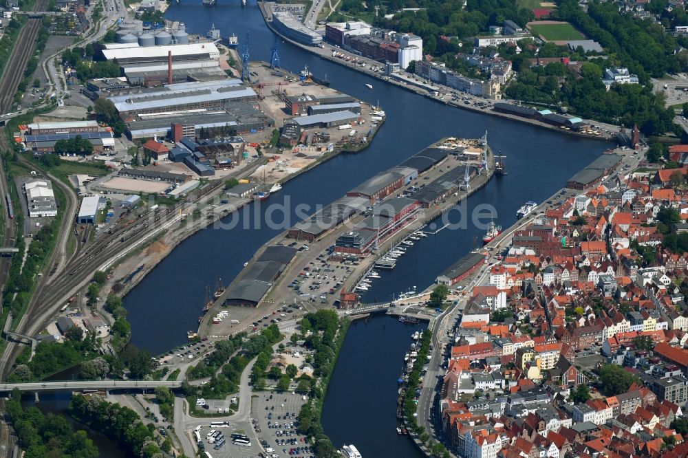 Luftaufnahme Lübeck - Hafenanlagen am Ufer des Hafenbeckens an der Trave in Lübeck im Bundesland Schleswig-Holstein, Deutschland