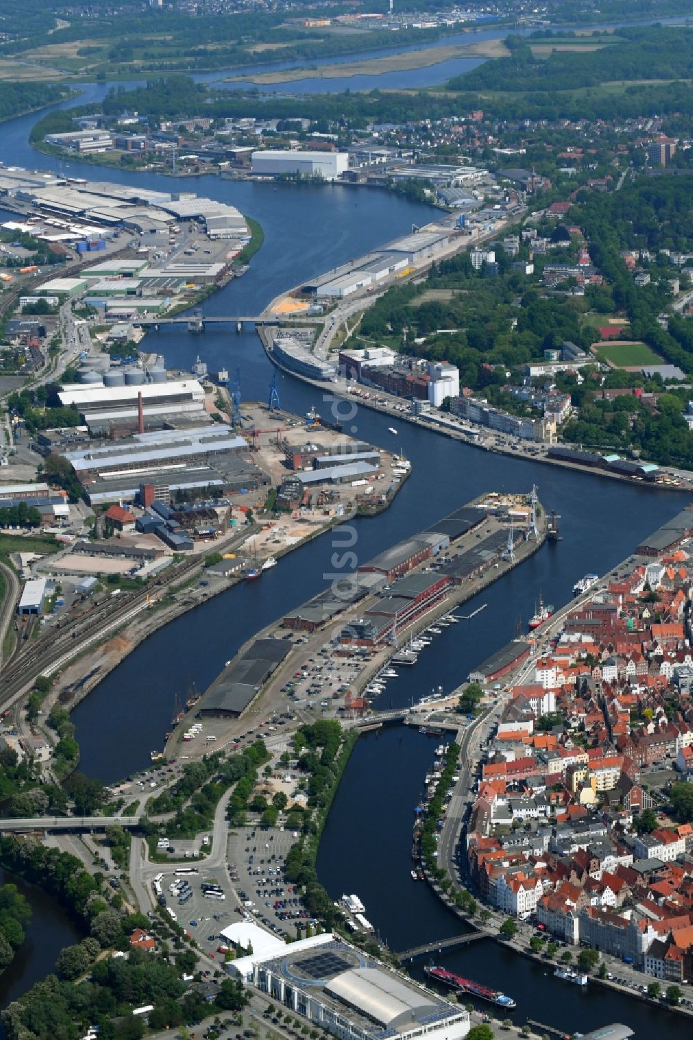 Lübeck aus der Vogelperspektive: Hafenanlagen am Ufer des Hafenbeckens an der Trave in Lübeck im Bundesland Schleswig-Holstein, Deutschland