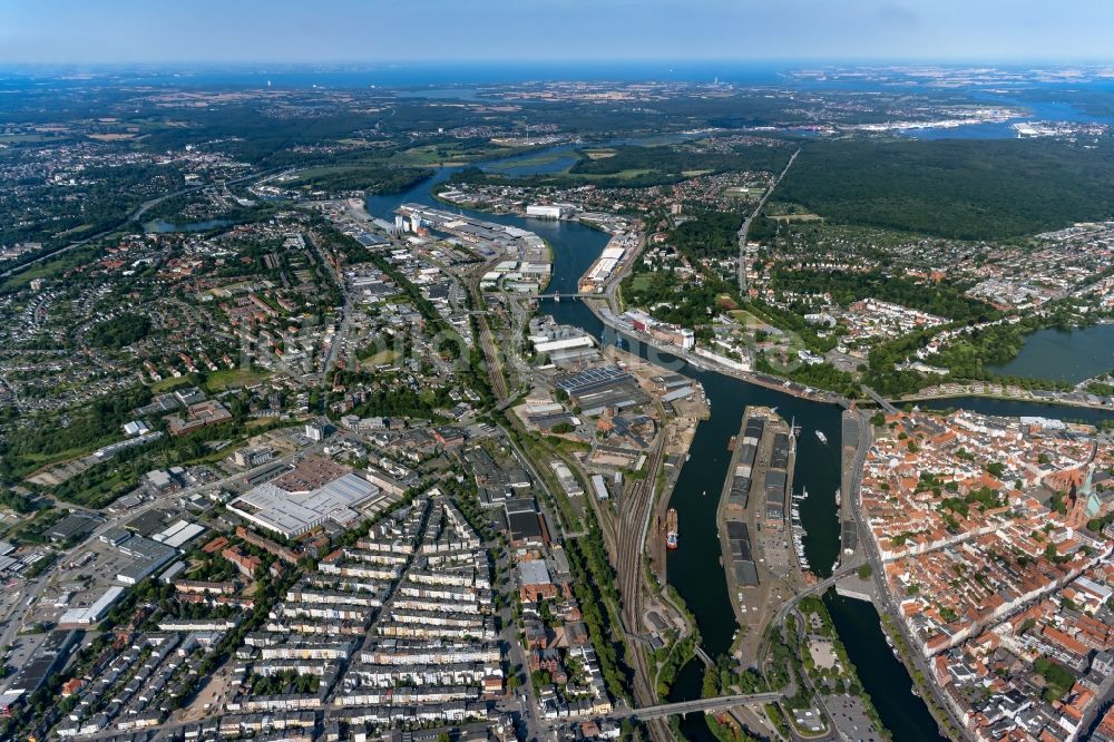 Lübeck von oben - Hafenanlagen am Ufer des Hafenbeckens an der Trave in Lübeck im Bundesland Schleswig-Holstein, Deutschland