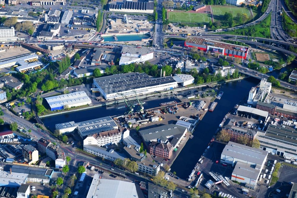 Berlin aus der Vogelperspektive: Hafenanlagen am Ufer des Hafenbeckens am Unterhafen und Oberhafen im Stadtteil Neukölln in Berlin, Deutschland