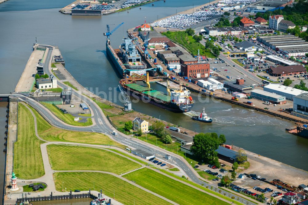 Bremerhaven von oben - Hafenanlagen am Ufer des Hafenbeckens der Weser in Bremerhaven im Bundesland Bremen, Deutschland