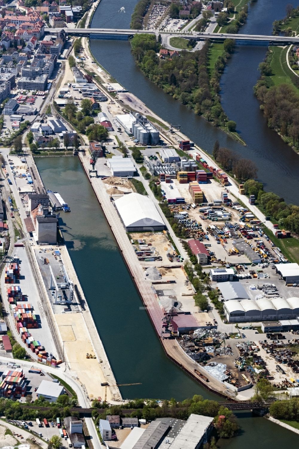 Luftaufnahme Regensburg - Hafenanlagen am Ufer des Hafenbeckens des Westhafens in Regensburg im Bundesland Bayern, Deutschland