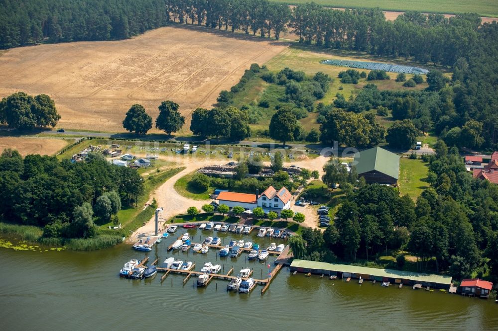 Mirow von oben - Hafenanlagen am Ufer des Hafenbeckens mit Yachten in Mirow im Bundesland Mecklenburg-Vorpommern