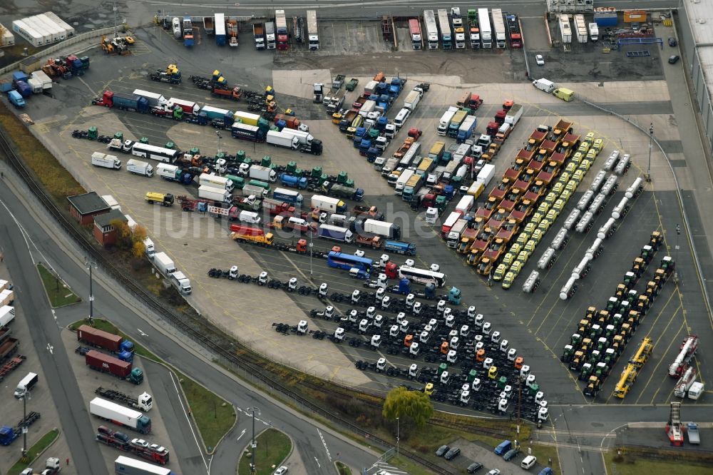 Hamburg aus der Vogelperspektive: Hafenanlagen am Ufer des Hafenbeckens zur Spezialfahrzeug- und Nutzfahrzeug- Verladung im Export im Ortsteil Kleiner Grasbrook in Hamburg