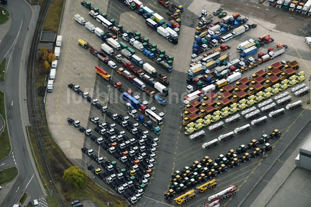 Luftaufnahme Hamburg - Hafenanlagen am Ufer des Hafenbeckens zur Spezialfahrzeug- und Nutzfahrzeug- Verladung im Export im Ortsteil Kleiner Grasbrook in Hamburg