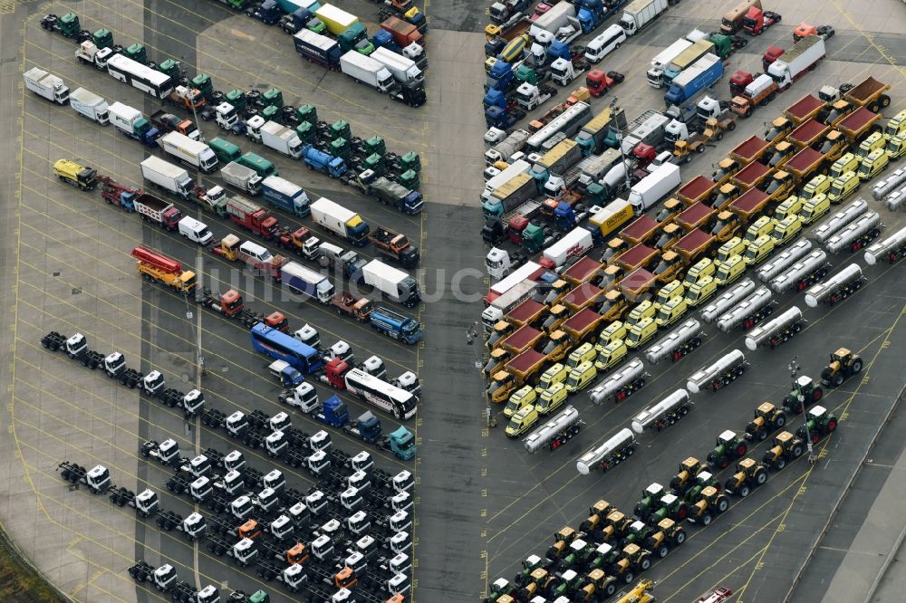 Hamburg von oben - Hafenanlagen am Ufer des Hafenbeckens zur Spezialfahrzeug- und Nutzfahrzeug- Verladung im Export im Ortsteil Kleiner Grasbrook in Hamburg