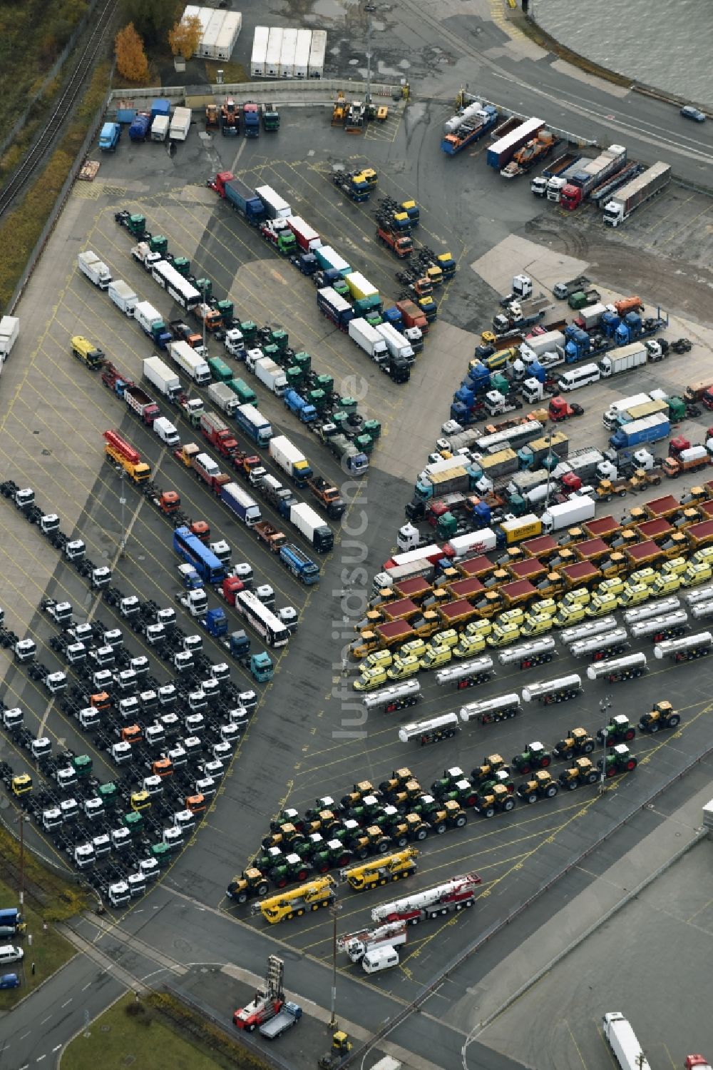 Hamburg aus der Vogelperspektive: Hafenanlagen am Ufer des Hafenbeckens zur Spezialfahrzeug- und Nutzfahrzeug- Verladung im Export im Ortsteil Kleiner Grasbrook in Hamburg