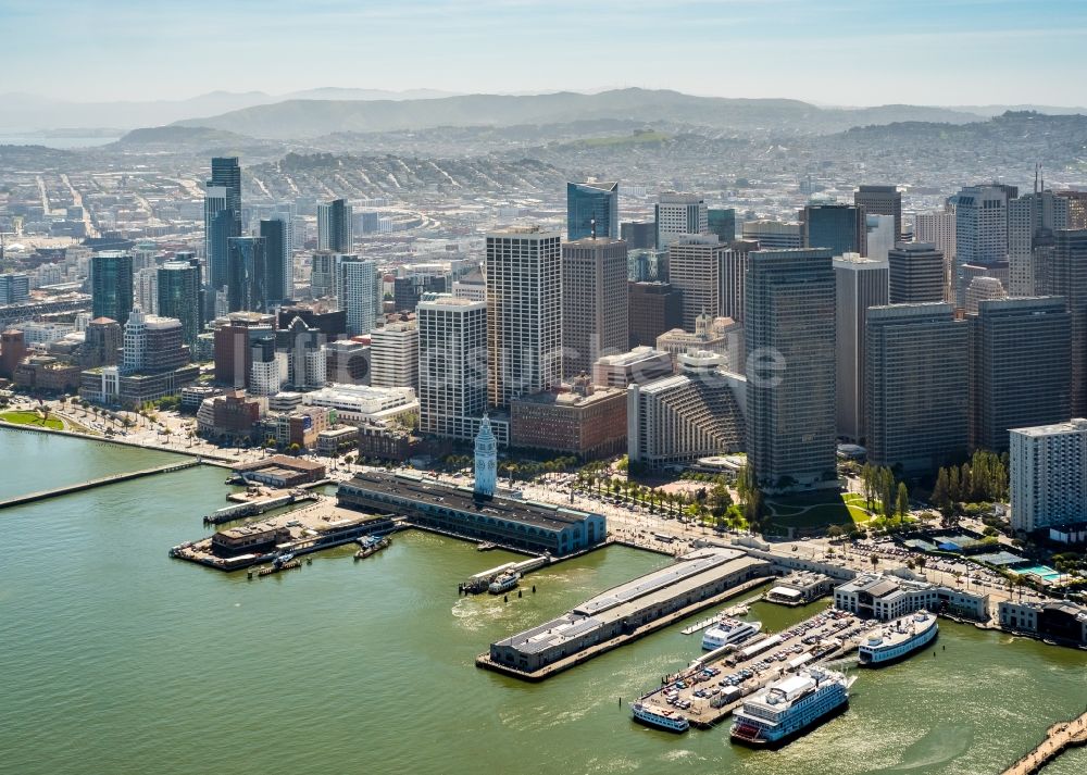 San Francisco aus der Vogelperspektive: Hafenanlagen und Uhrenturm am Ufer des Hafenbeckens des Ferry Terminal in San Francisco in USA