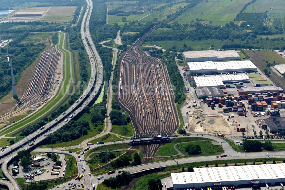 Luftbild Hamburg - Hafenanlagen Waltershof am Ufer des Flußverlaufes der Elbe - Norderelbe in Hamburg