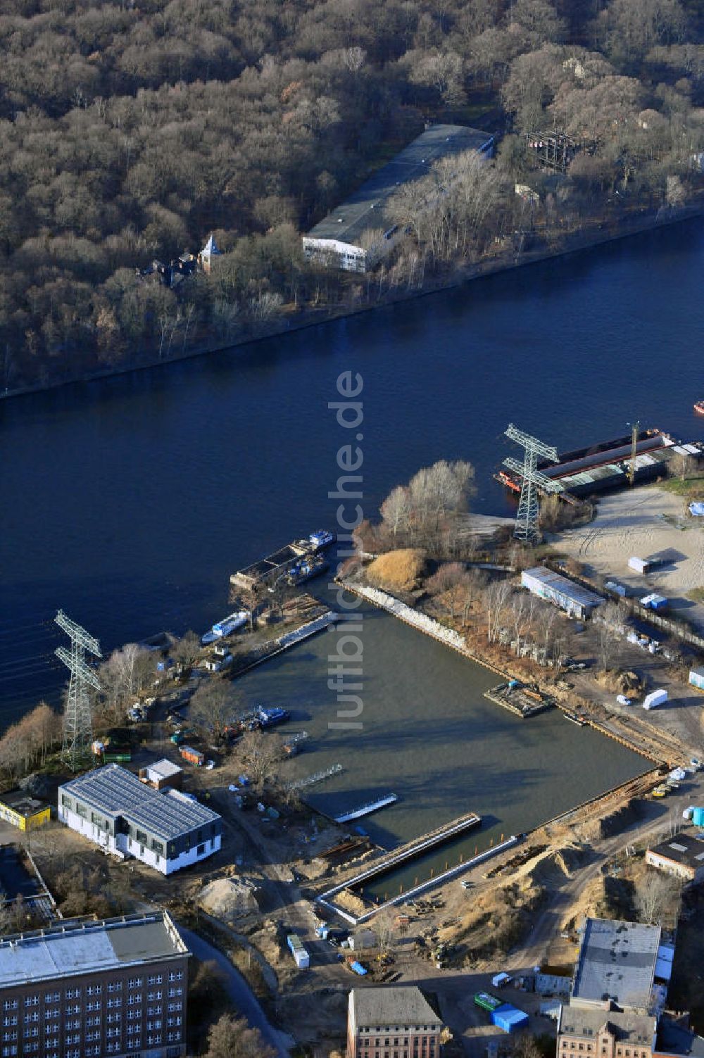 Luftbild Berlin - Hafenbau Reederei Riedel in Berlin - Treptow