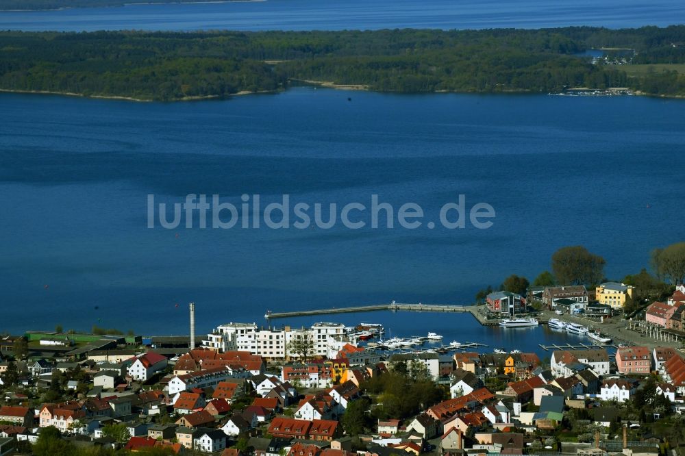 Luftaufnahme Waren (Müritz) - Hafenbecken des Binnenhafen für Passagierschiffe und Binnenmüritz in Waren (Müritz) im Bundesland Mecklenburg-Vorpommern, Deutschland