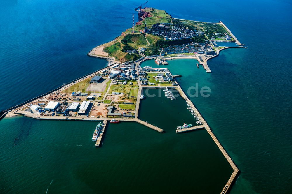 Luftaufnahme Helgoland - Hafenbecken des Binnenhafen für Passagierschiffe und Fährschiffe in Helgoland im Bundesland Schleswig-Holstein, Deutschland