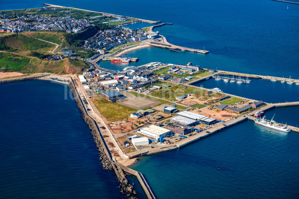 Helgoland aus der Vogelperspektive: Hafenbecken des Binnenhafen für Passagierschiffe und Fährschiffe in Helgoland im Bundesland Schleswig-Holstein, Deutschland