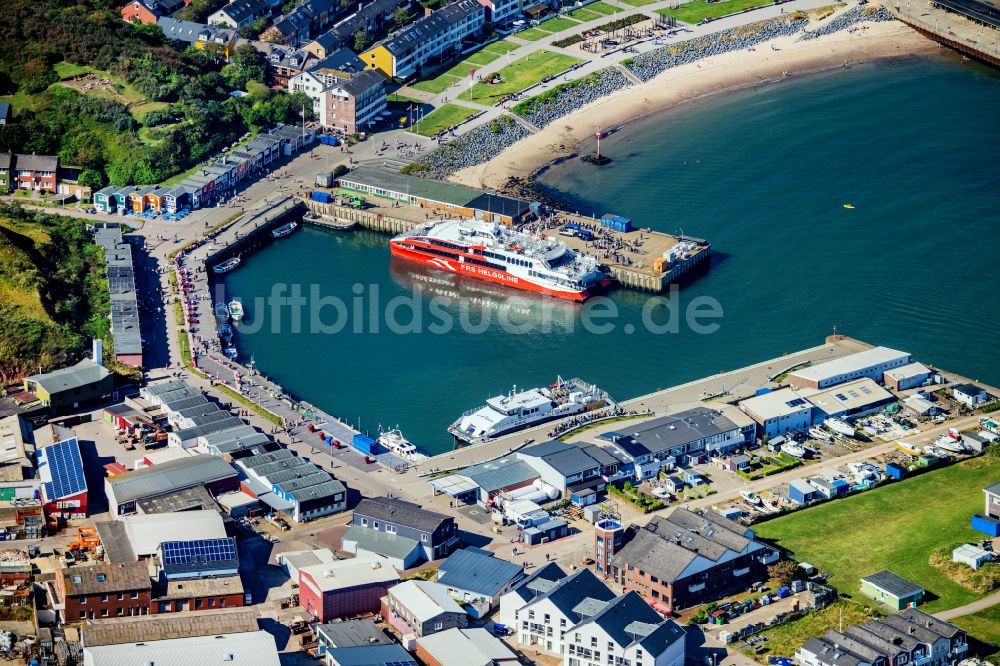 Luftaufnahme Helgoland - Hafenbecken des Binnenhafen für Passagierschiffe und Fährschiffe in Helgoland im Bundesland Schleswig-Holstein, Deutschland