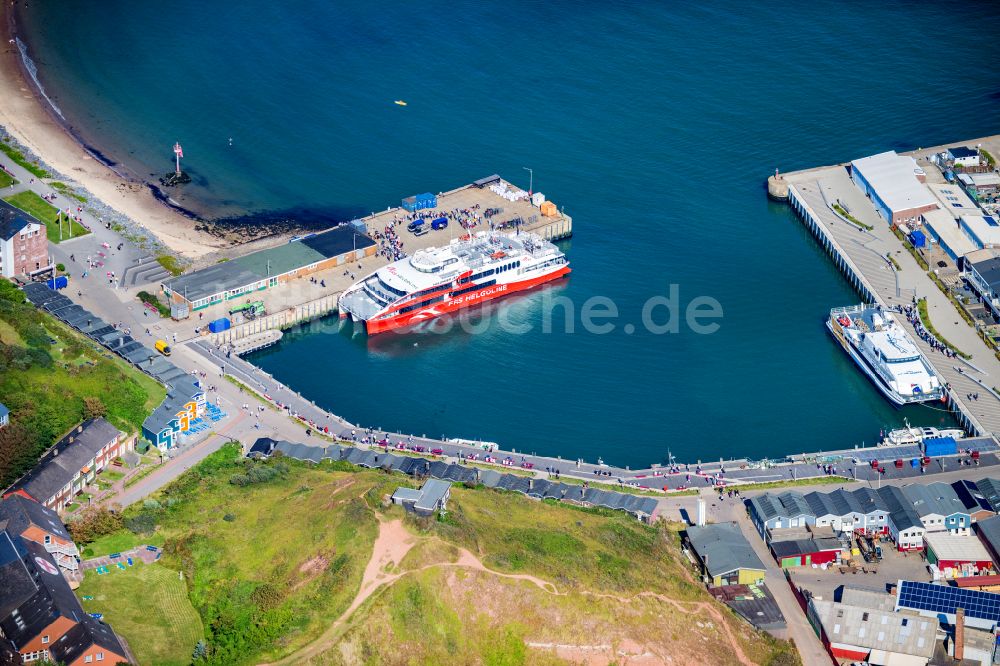 Helgoland von oben - Hafenbecken des Binnenhafen für Passagierschiffe und Fährschiffe in Helgoland im Bundesland Schleswig-Holstein, Deutschland