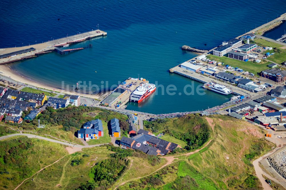 Helgoland aus der Vogelperspektive: Hafenbecken des Binnenhafen für Passagierschiffe und Fährschiffe in Helgoland im Bundesland Schleswig-Holstein, Deutschland