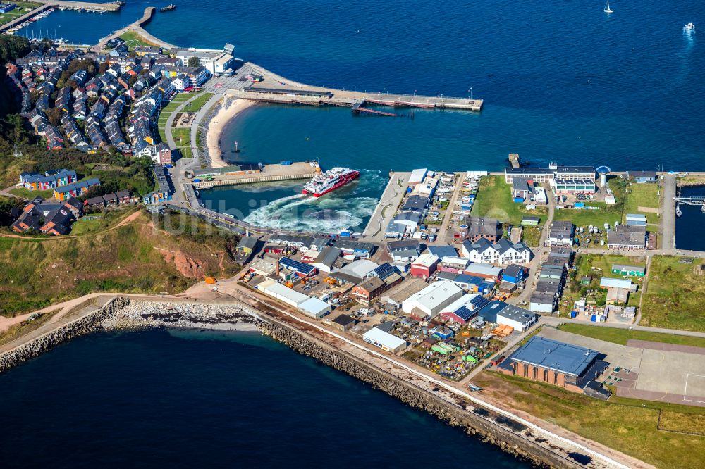 Helgoland von oben - Hafenbecken des Binnenhafen für Passagierschiffe und Fährschiffe in Helgoland im Bundesland Schleswig-Holstein, Deutschland