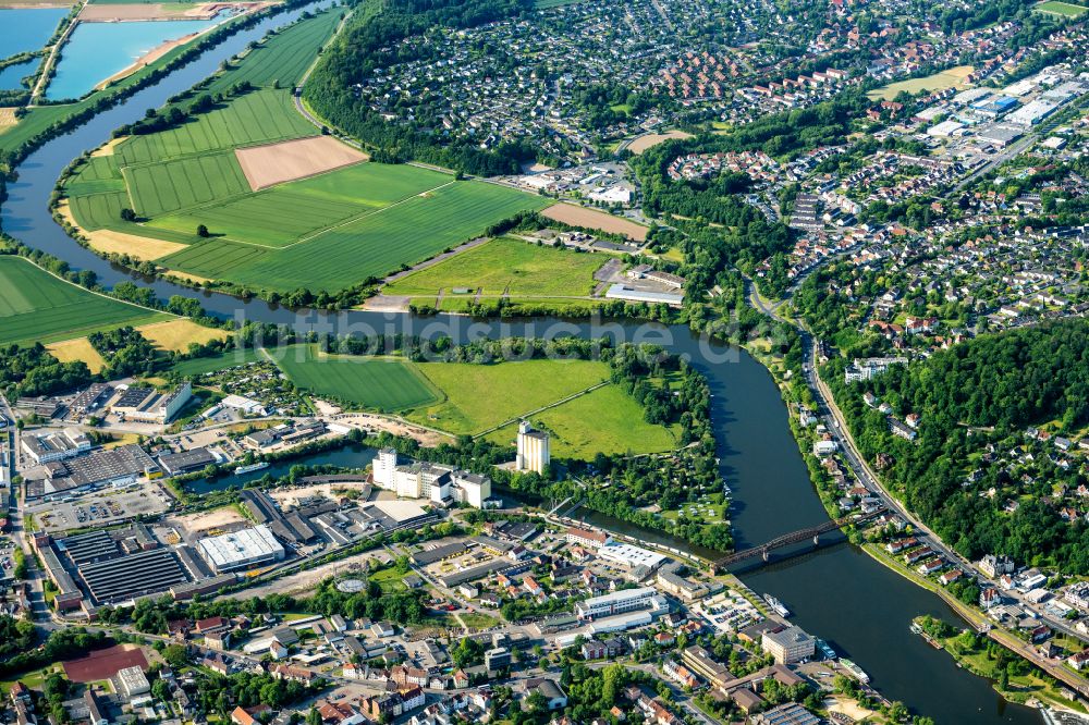 Hameln aus der Vogelperspektive: Hafenbecken des Binnenhafen am Ufer Schutzhafen in Hameln an der Weser im Bundesland Niedersachsen, Deutschland