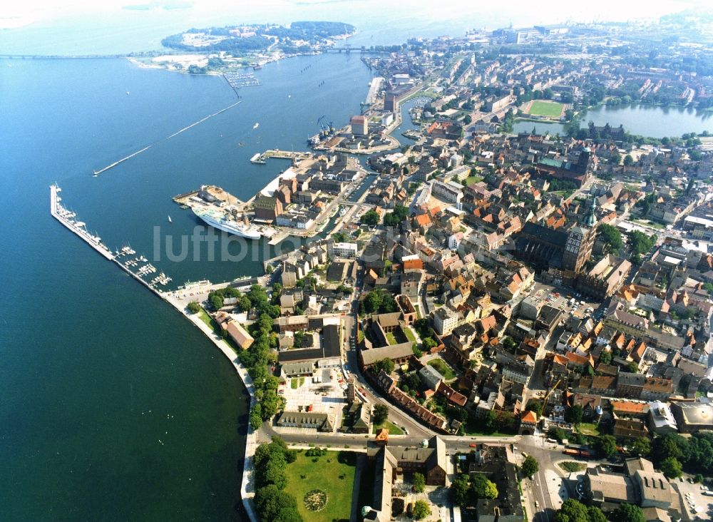 Sassnitz von oben - Hafenbereich entlang der Ostseeküste in Sassnitz im Bundesland Mecklenburg-Vorpommern