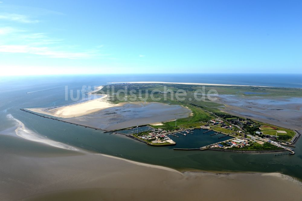 Borkum aus der Vogelperspektive: Hafenbereich der Ostfriesischen Insel Borkum im Bundesland Niedersachsen