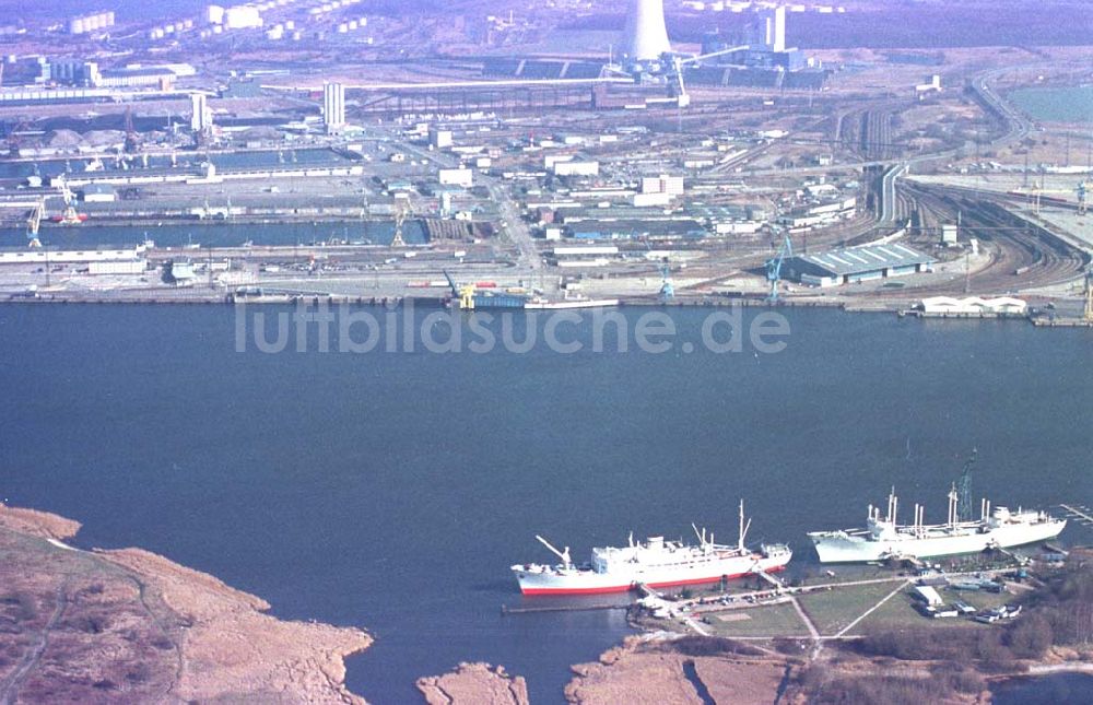 Rostock /Mecklenburg-Vorpommern von oben - Hafenbereich in Rostock.