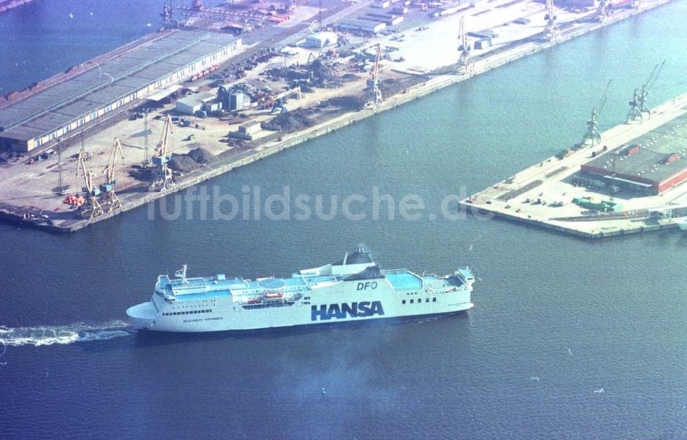 Luftaufnahme Rostock /Mecklenburg-Vorpommern - Hafenbereich in Rostock.