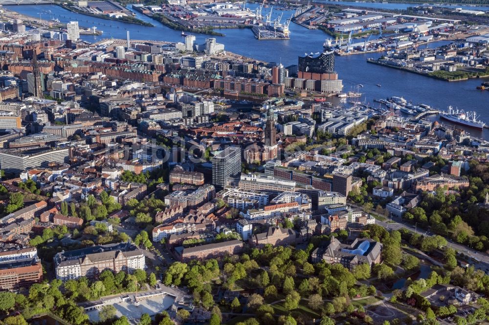 Hamburg von oben - Hafencity und St.Pauli mit Speicherstadt in Hamburg