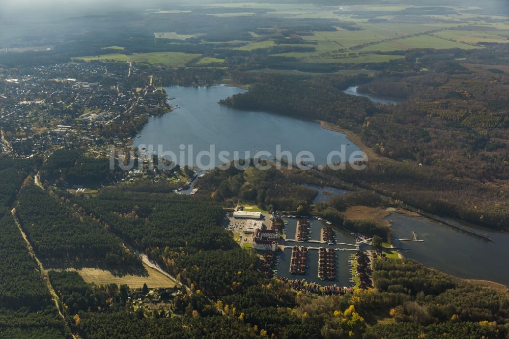 Rheinberg aus der Vogelperspektive: Hafendorf am Rheinsberger See im Bundesland Brandenburg