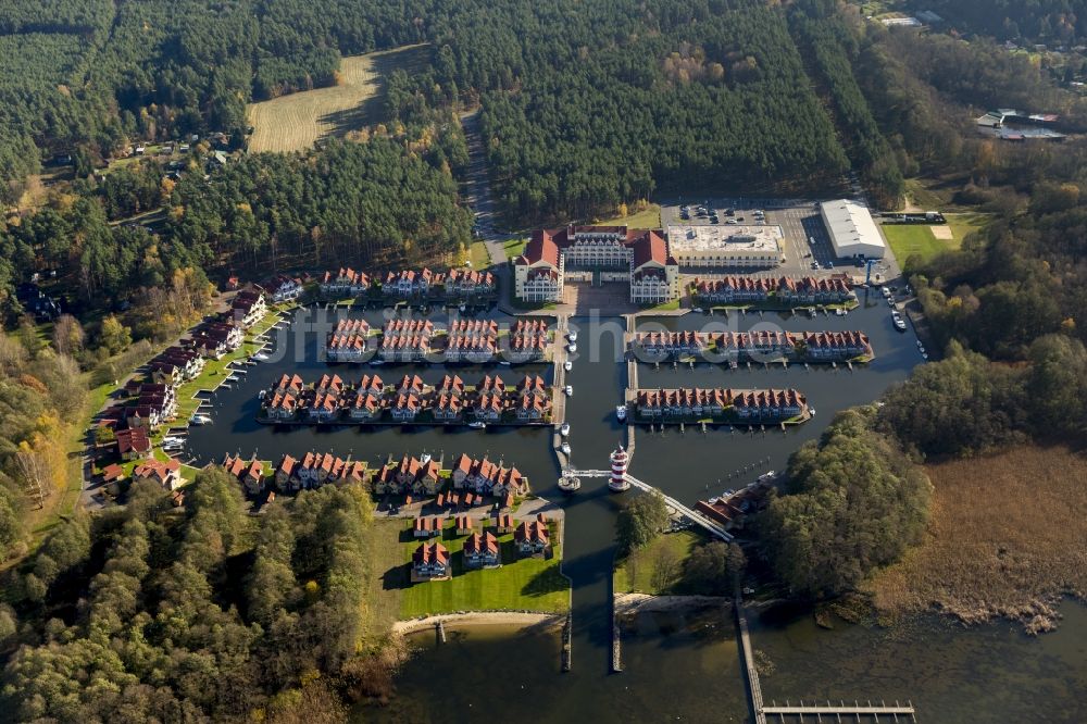 Rheinberg aus der Vogelperspektive: Hafendorf am Rheinsberger See im Bundesland Brandenburg