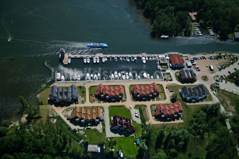 Plau am See aus der Vogelperspektive: Hafendorf mit Yachthafen, Sportboot- Anlegestellen und Bootsliegeplätzen am Uferbereich des Plauer Sees in Plau am See im Bundesland Mecklenburg-Vorpommern