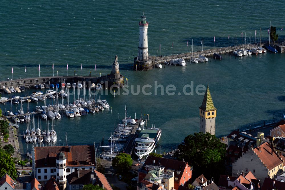 Lindau (Bodensee) von oben - Hafeneinfahrt am Ufer des Bodensee in Lindau im Bundesland Bayern, Deutschland