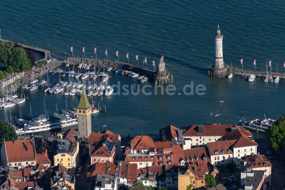 Lindau (Bodensee) aus der Vogelperspektive: Hafeneinfahrt am Ufer des Bodensee in Lindau im Bundesland Bayern, Deutschland