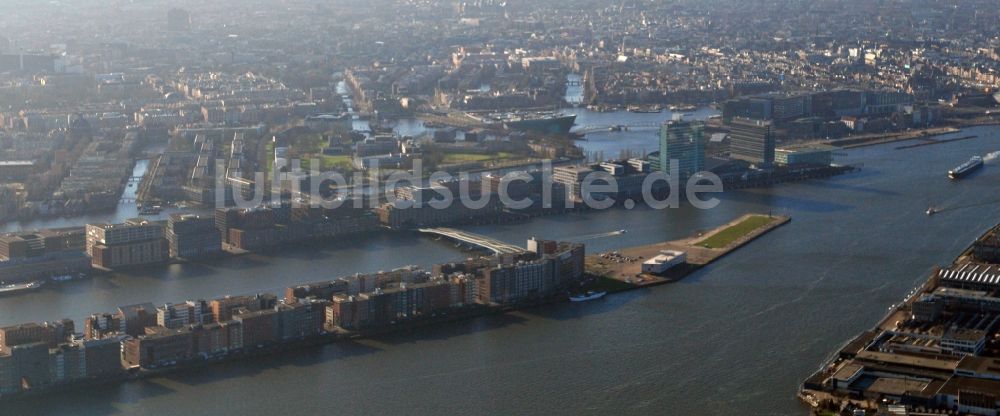 Amsterdam aus der Vogelperspektive: Hafengebiet im Stadtteil Nieuwmarkt en Lastage in Amsterdam in der Provinz Nordholland in den Niederlanden