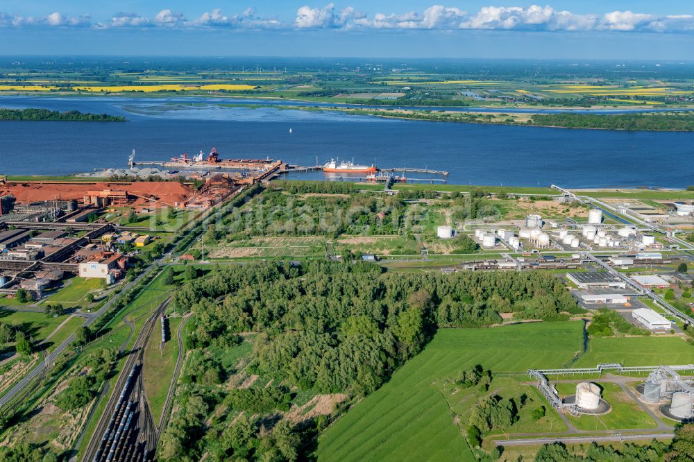 Luftaufnahme Stade - Hafengelände Stader Seehafen AOS Raffinerie- Werksgelände in Bützfleth im Bundesland Niedersachsen, Deutschland