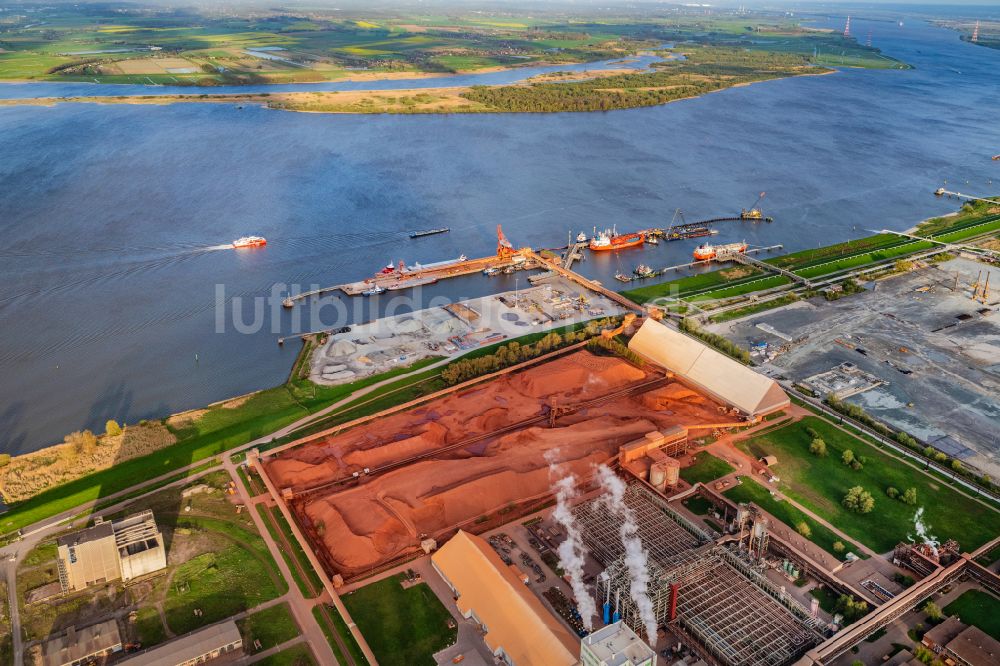 Stade aus der Vogelperspektive: Hafengelände Stader Seehafen AOS Raffinerie- Werksgelände in Bützfleth im Bundesland Niedersachsen, Deutschland