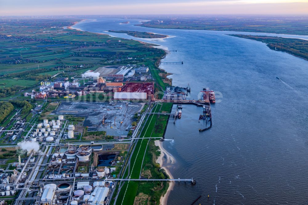 Luftaufnahme Stade - Hafengelände Stader Seehafen AOS Raffinerie- Werksgelände in Bützfleth im Bundesland Niedersachsen, Deutschland