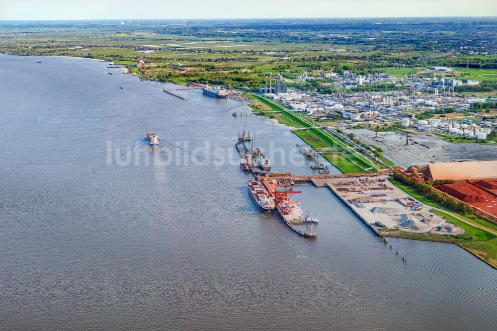 Stade aus der Vogelperspektive: Hafengelände Stader Seehafen AOS Raffinerie- Werksgelände in Bützfleth im Bundesland Niedersachsen, Deutschland