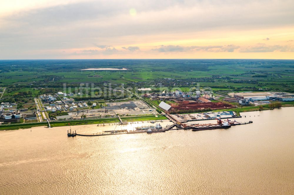 Luftaufnahme Stade - Hafengelände Stader Seehafen AOS Raffinerie- Werksgelände in Bützfleth im Bundesland Niedersachsen, Deutschland