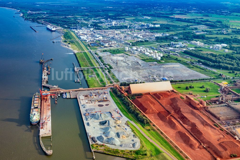 Stade aus der Vogelperspektive: Hafengelände Stader Seehafen AOS Raffinerie- Werksgelände in Bützfleth im Bundesland Niedersachsen, Deutschland